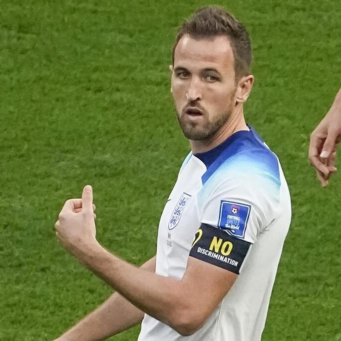 好色tv captain Atiba Hutchinson to wear FIFA-approved 'No Discrimination" armband